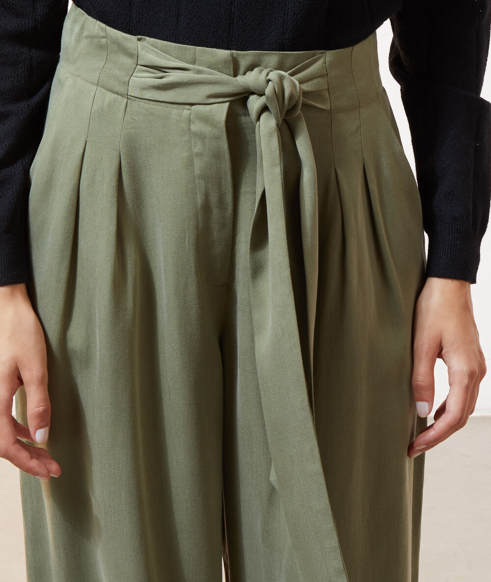 Pantalón ancho caqui.