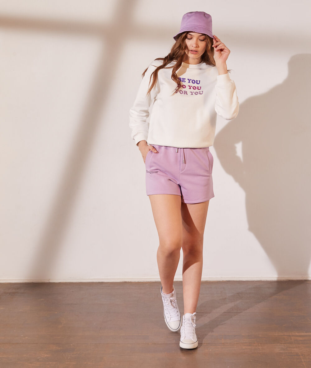 Sudadera con mensaje bordado gris jaspeado.