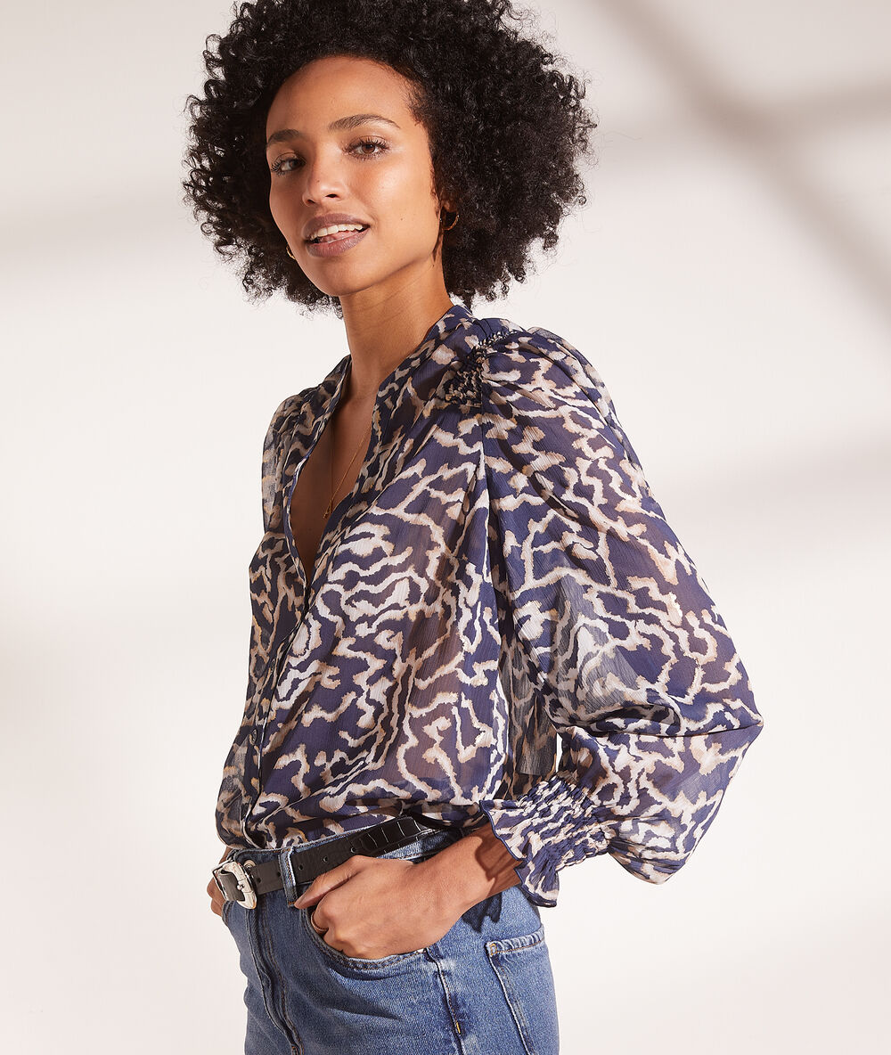 Camisa estampada, mangas abullonadas azul marino.