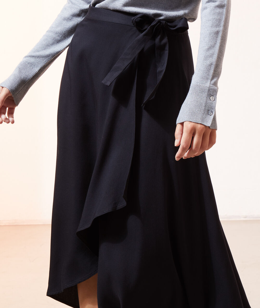 Falda midi con vuelo negro.