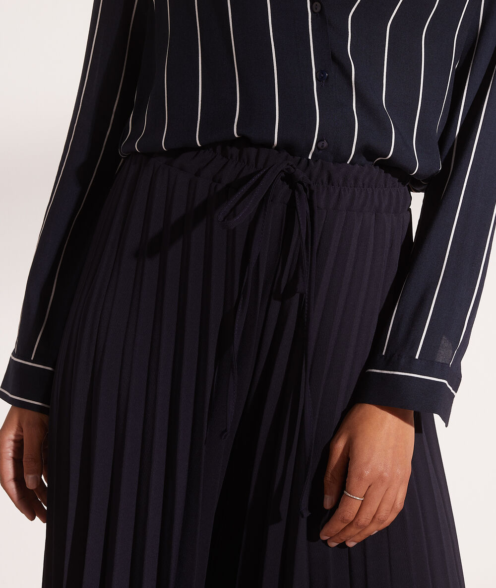 Pantalón largo plisado azul marino.