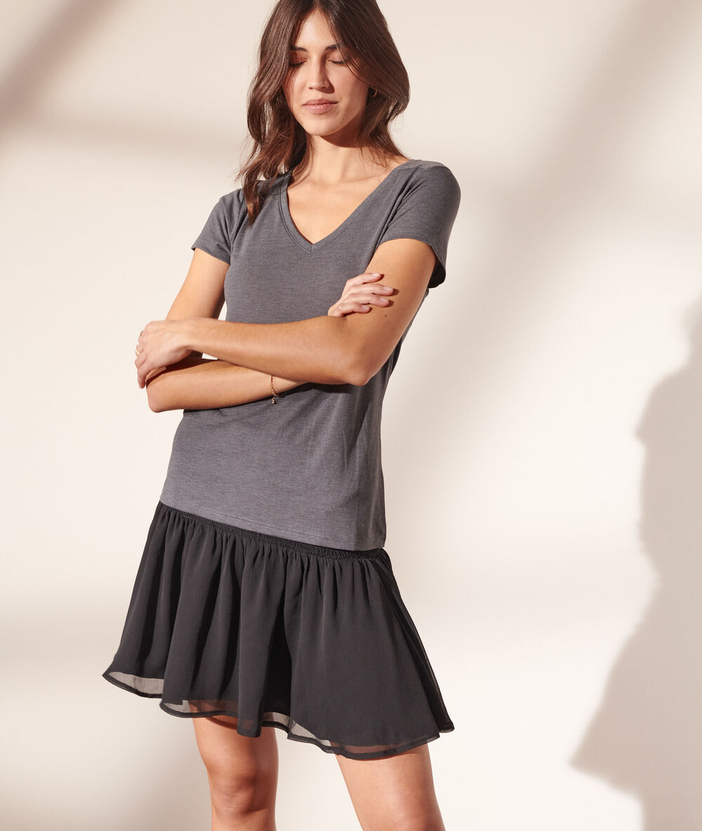 Camiseta escote en v antracita.