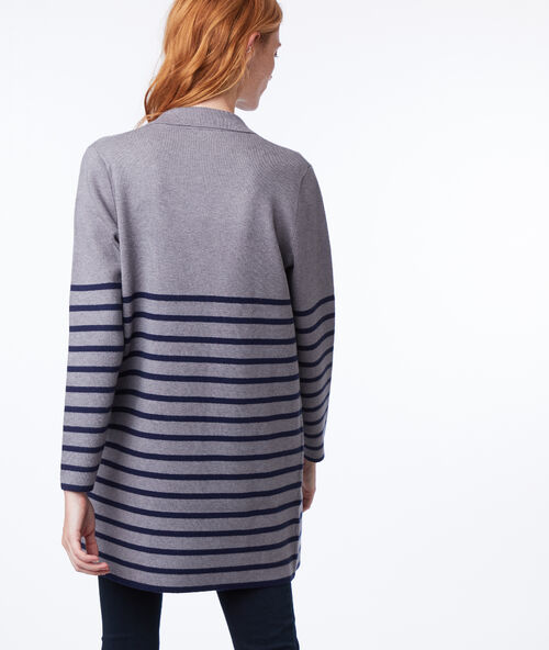 Chaqueta larga estampado de rayas gris claro.