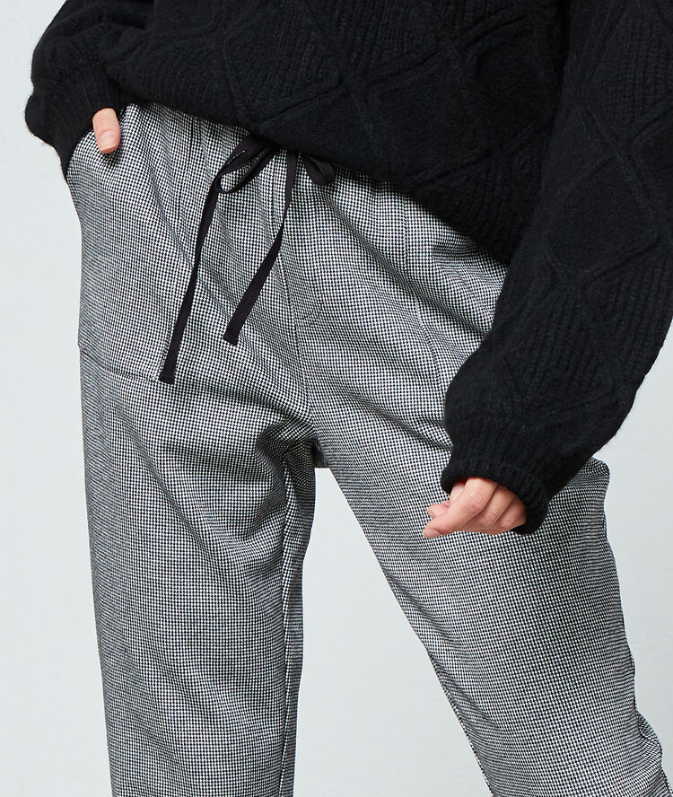 Pantalón estampado vichy negro.