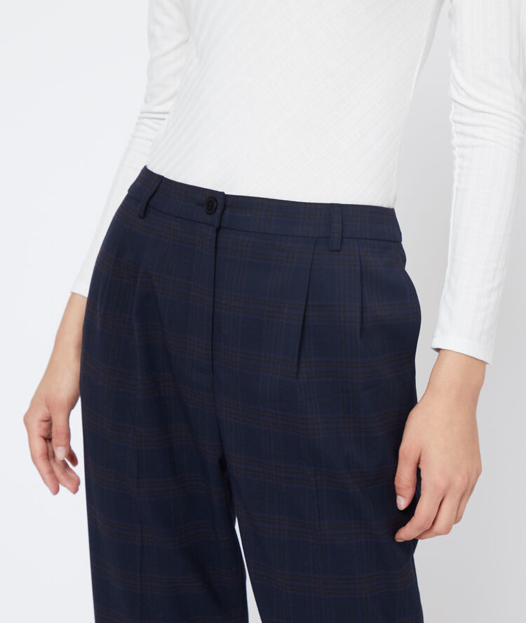 Pantalón recto a cuadros azul marino.