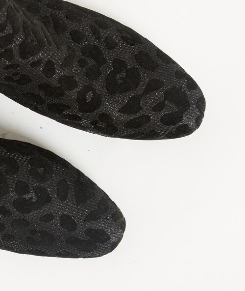 Botines de talón con estampado de leopardo negro.