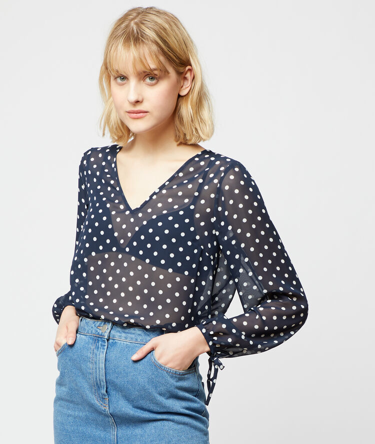 Blusa transparente de lunares azul marino.