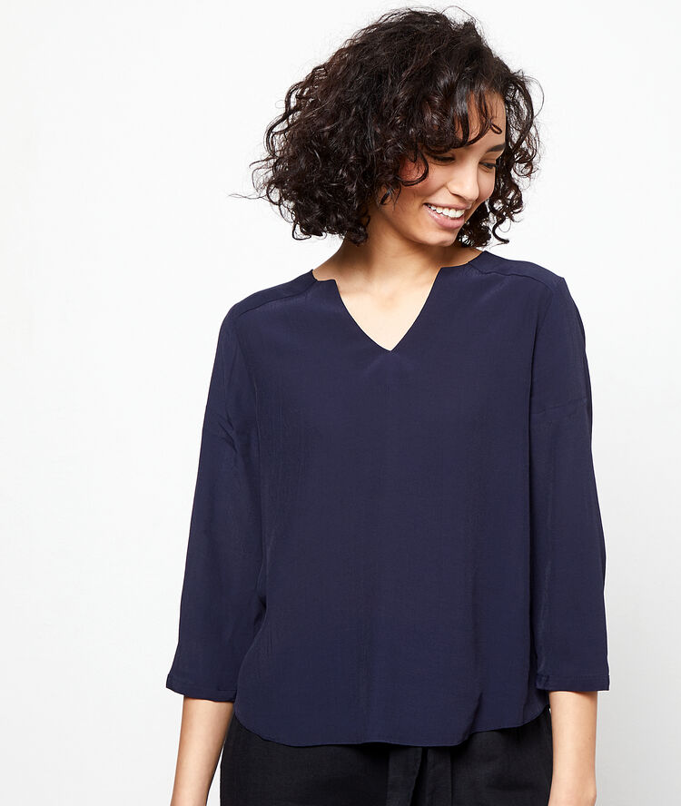 Blusa lisa azul marino.