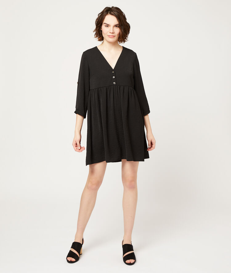 Vestido holgado negro.