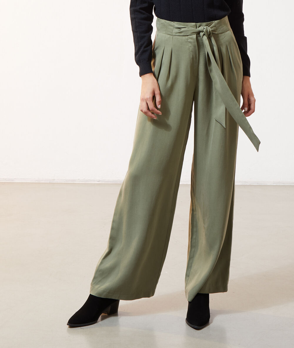 Pantalón ancho caqui.