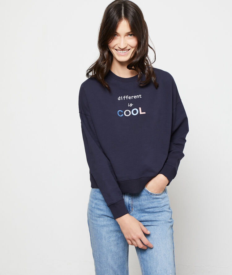 Sudadera ‘different is cool’ azul marino.
