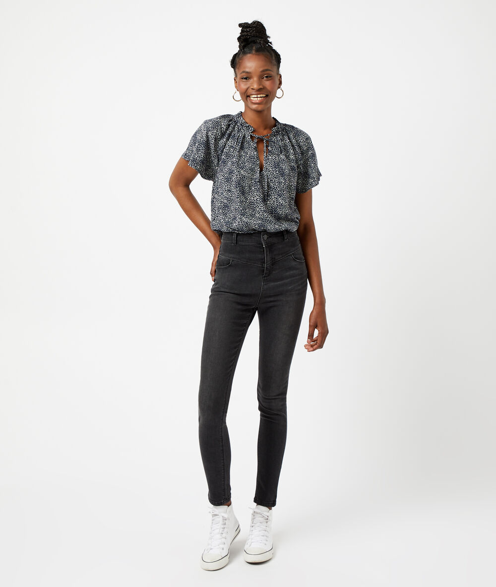 Blusa corta estampada azul marino.