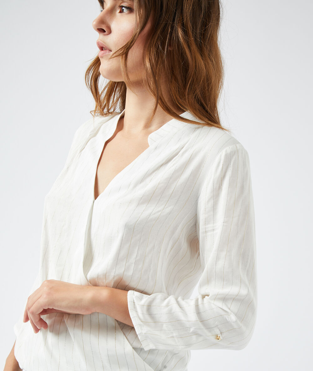 Blusa escote cruzado crudo.