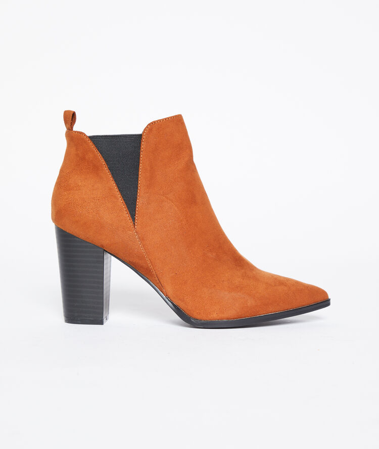 Botines de punta con talón sabana.