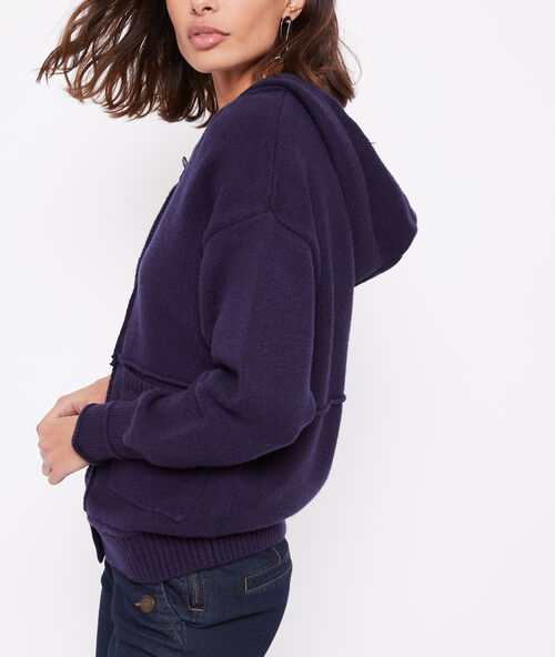 Chaqueta con capucha de punto grueso azul marino.
