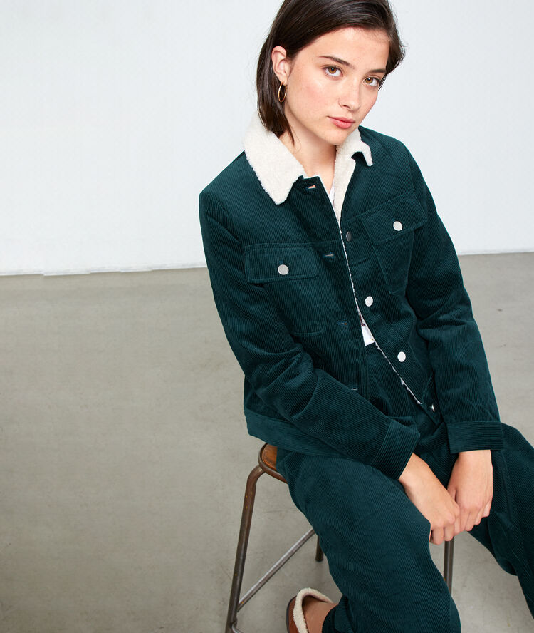 Chaqueta de pana verde.