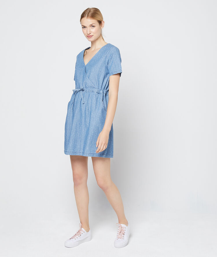 Vestido cruzado con lunares azul.