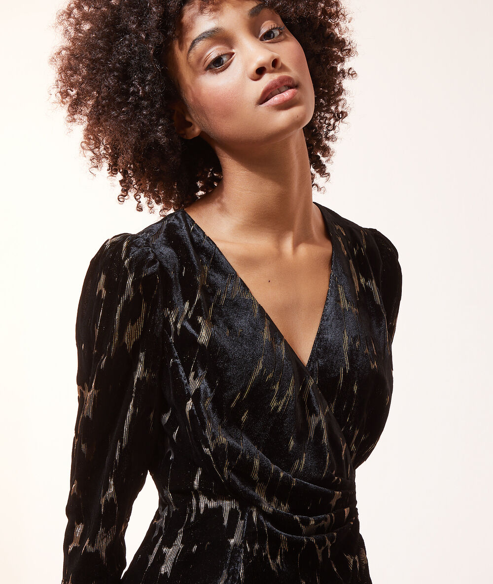 Robe en velours détails métallisés noir.