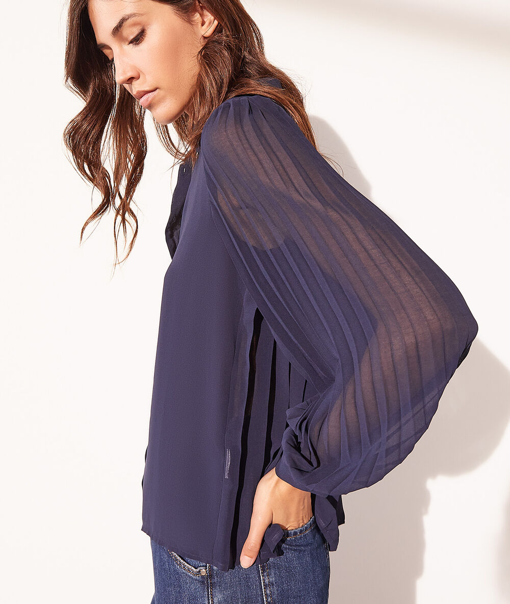 Blusa con detalles plisados azul marino.