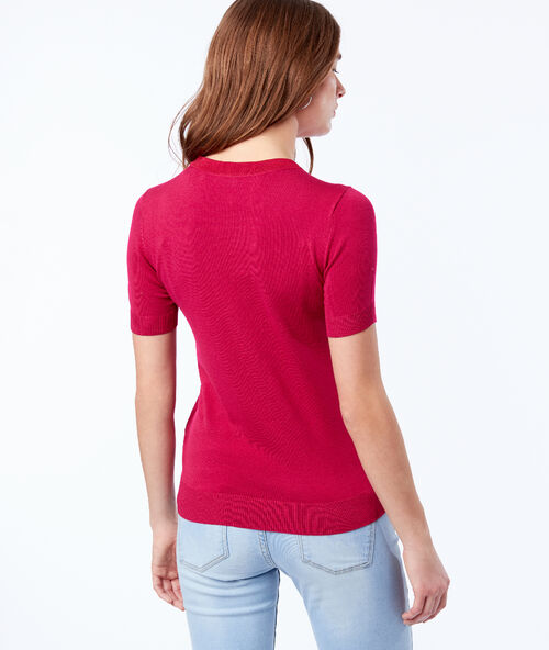 Camiseta cuello redondo fucsia.