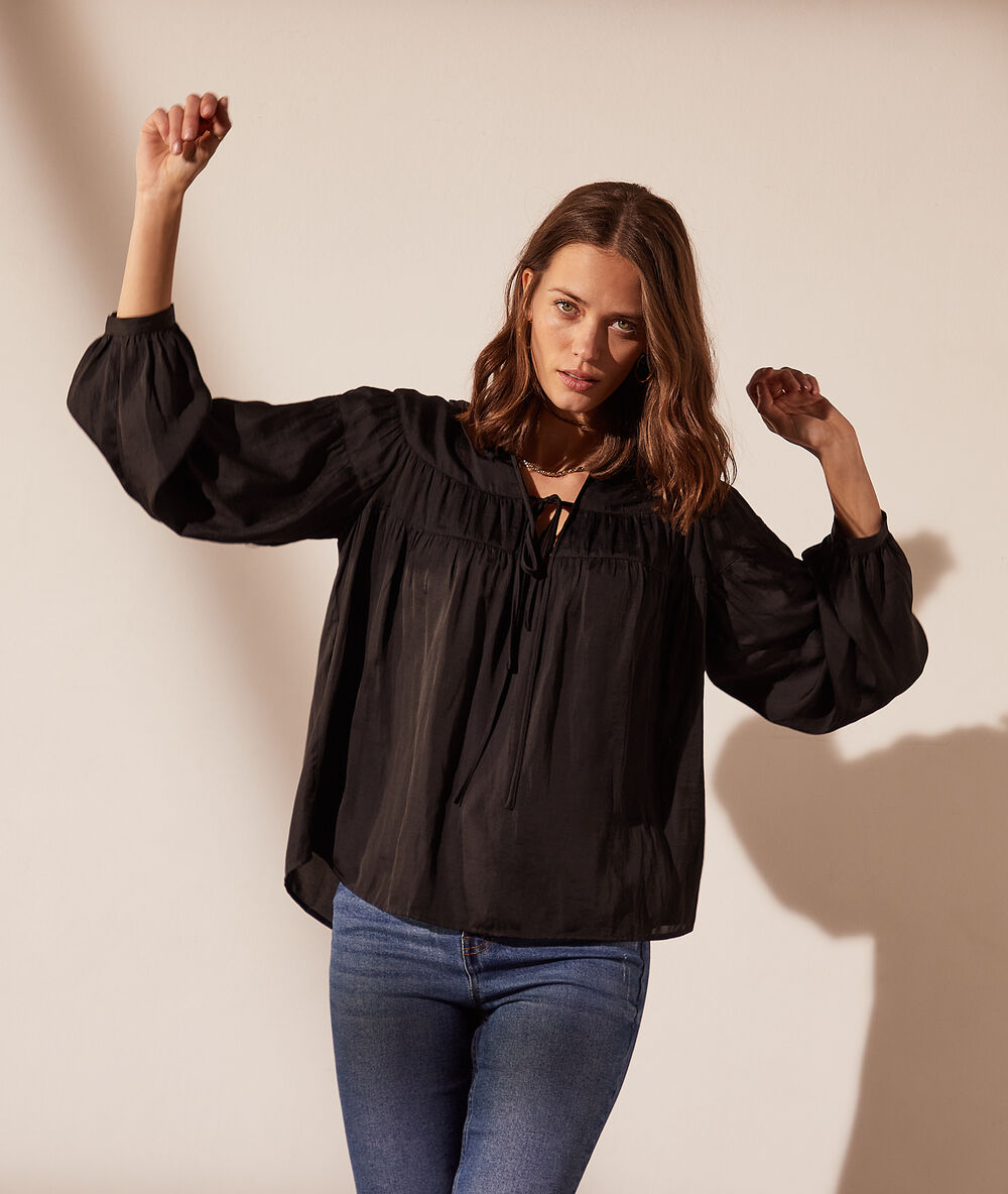 Blusa mangas abullonadas negro.