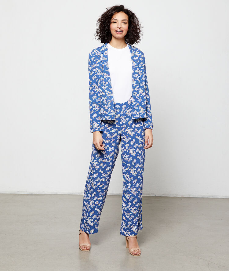 Pantalón ancho estampado floral azul.