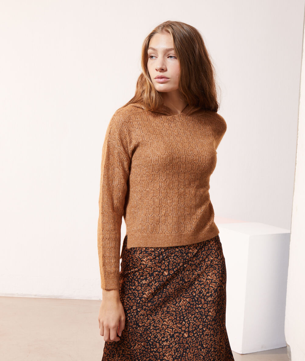 Jersey fino con capucha caramel.