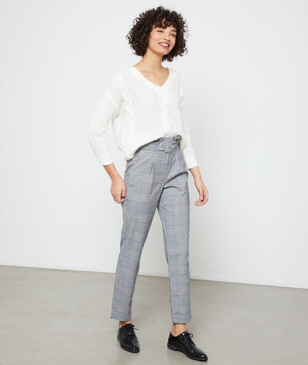 Pantalón talle alto con cinturón negro.
