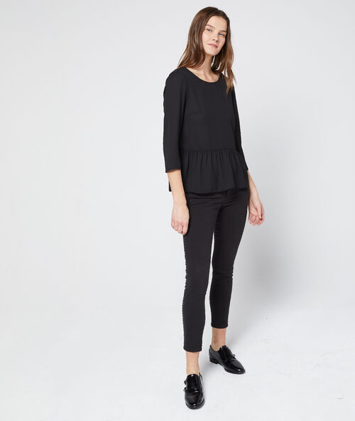 Blusa motivos de encaje escote en la espalda negro.