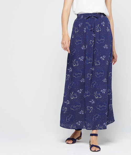 Falda larga estampado floral azul marino.