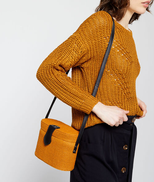 Bolso rígido de rafia ocre.