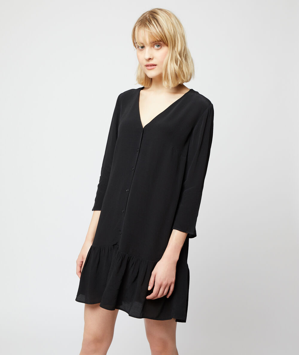 Vestido camisero negro.