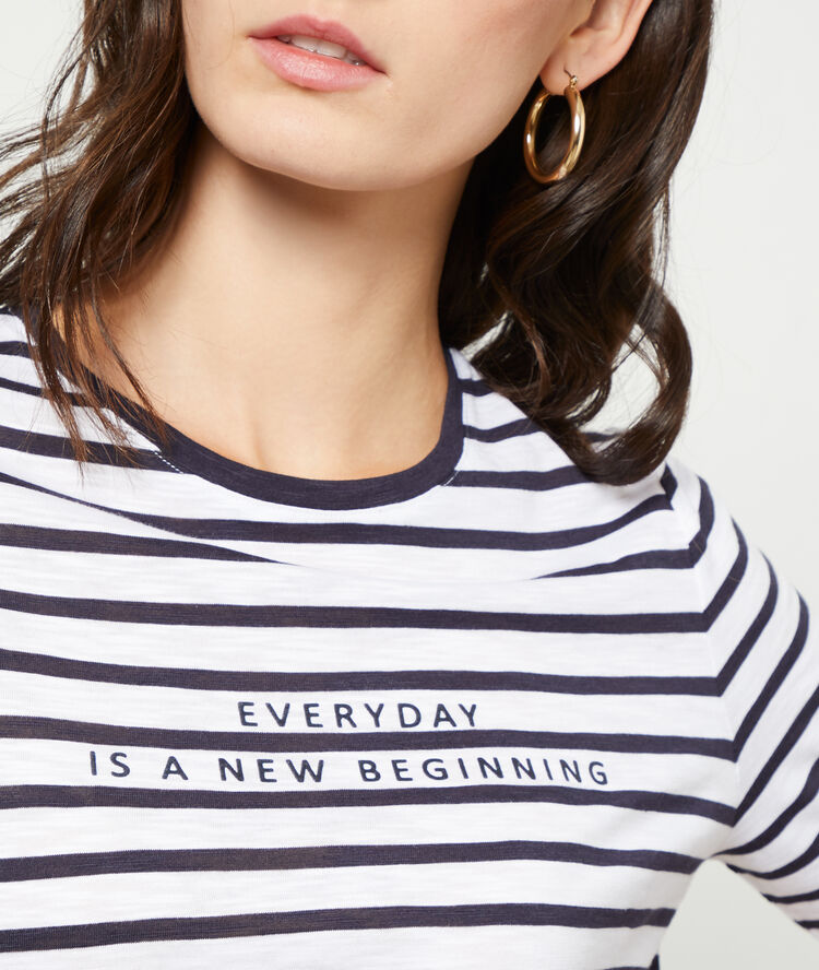 Camiseta ‘everyday is a new beginning’ azul marino.