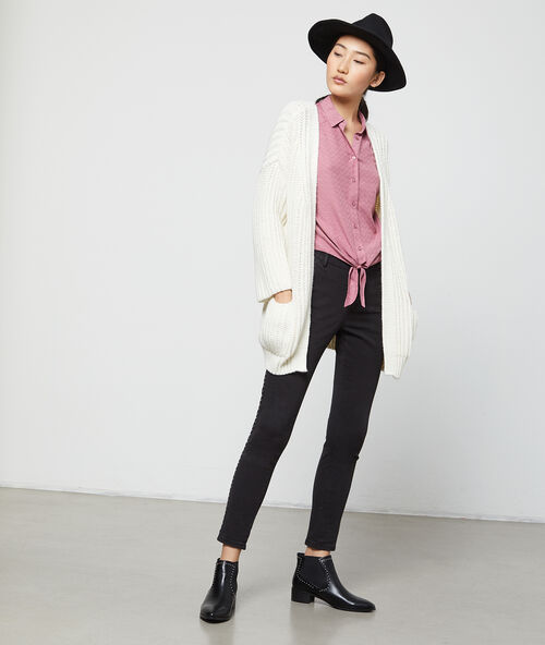 Camisa anudada con estampado jacquard rosa.