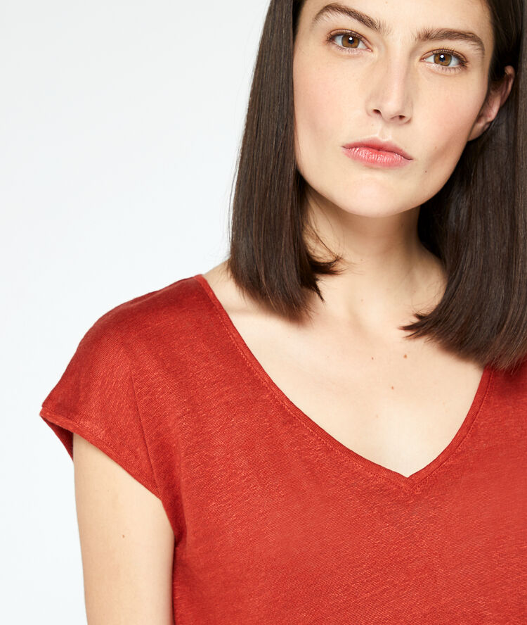 Camiseta cuello en v rojo.