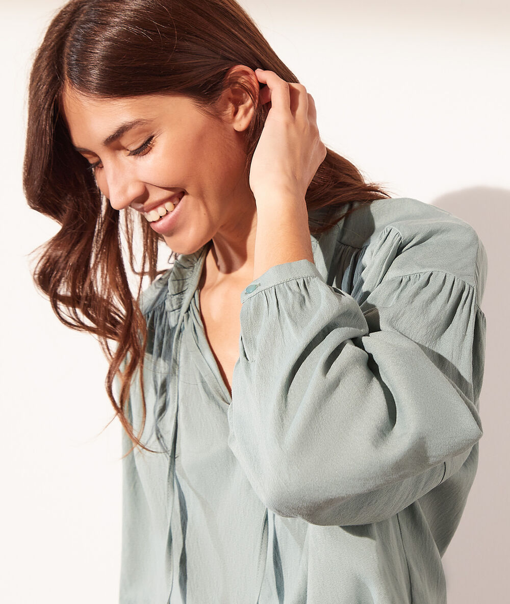 Blusa cuello anudado verdigrís.