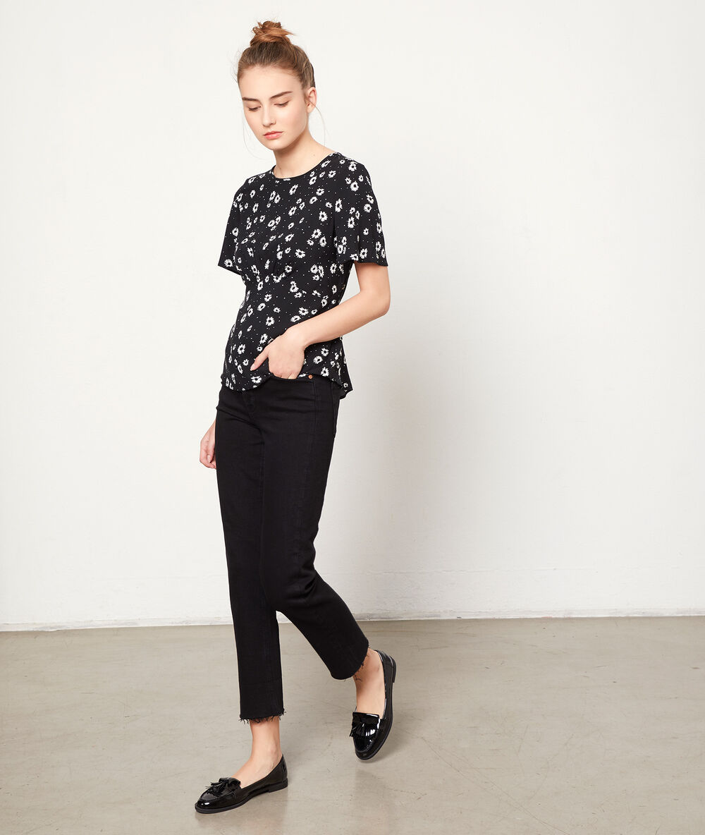 Blusa estampado floral negro.