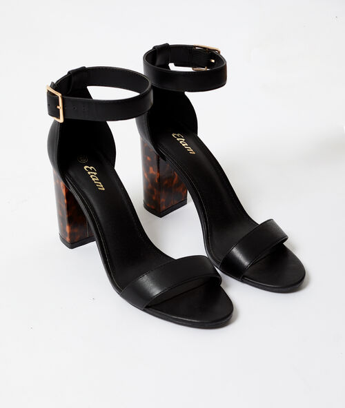 Sandalias con tacón ambarino negro.