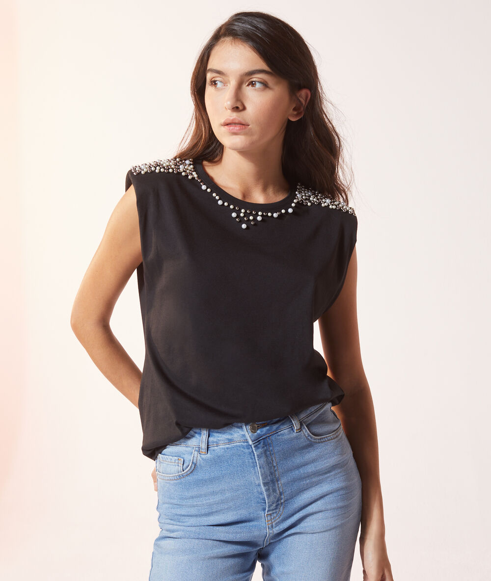 Camiseta con perlas negro.