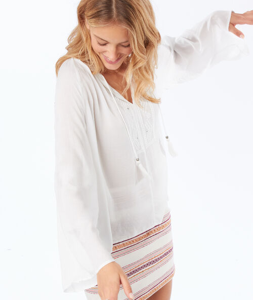 Blusa cuello tunecino y bordados crudo.