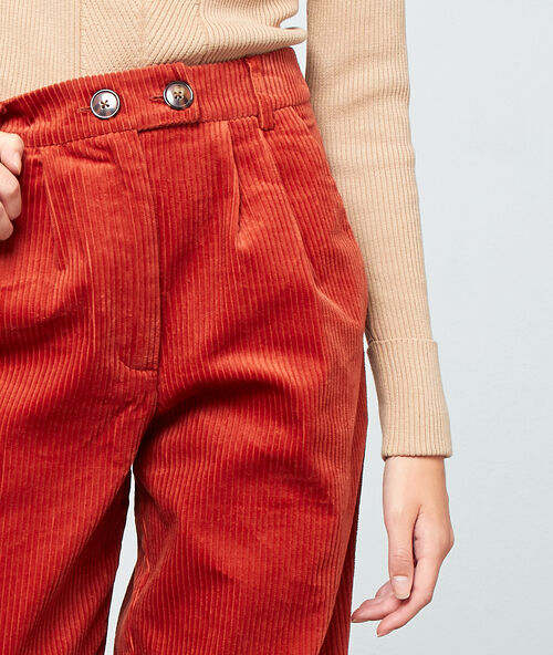 Pantalón ancho de pana rojo.