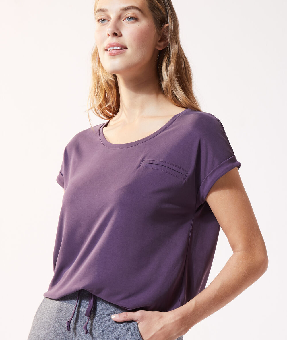Camiseta con bolsillo prune.