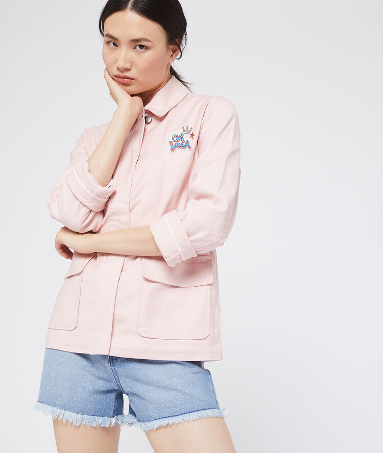 Parka corta rosa.