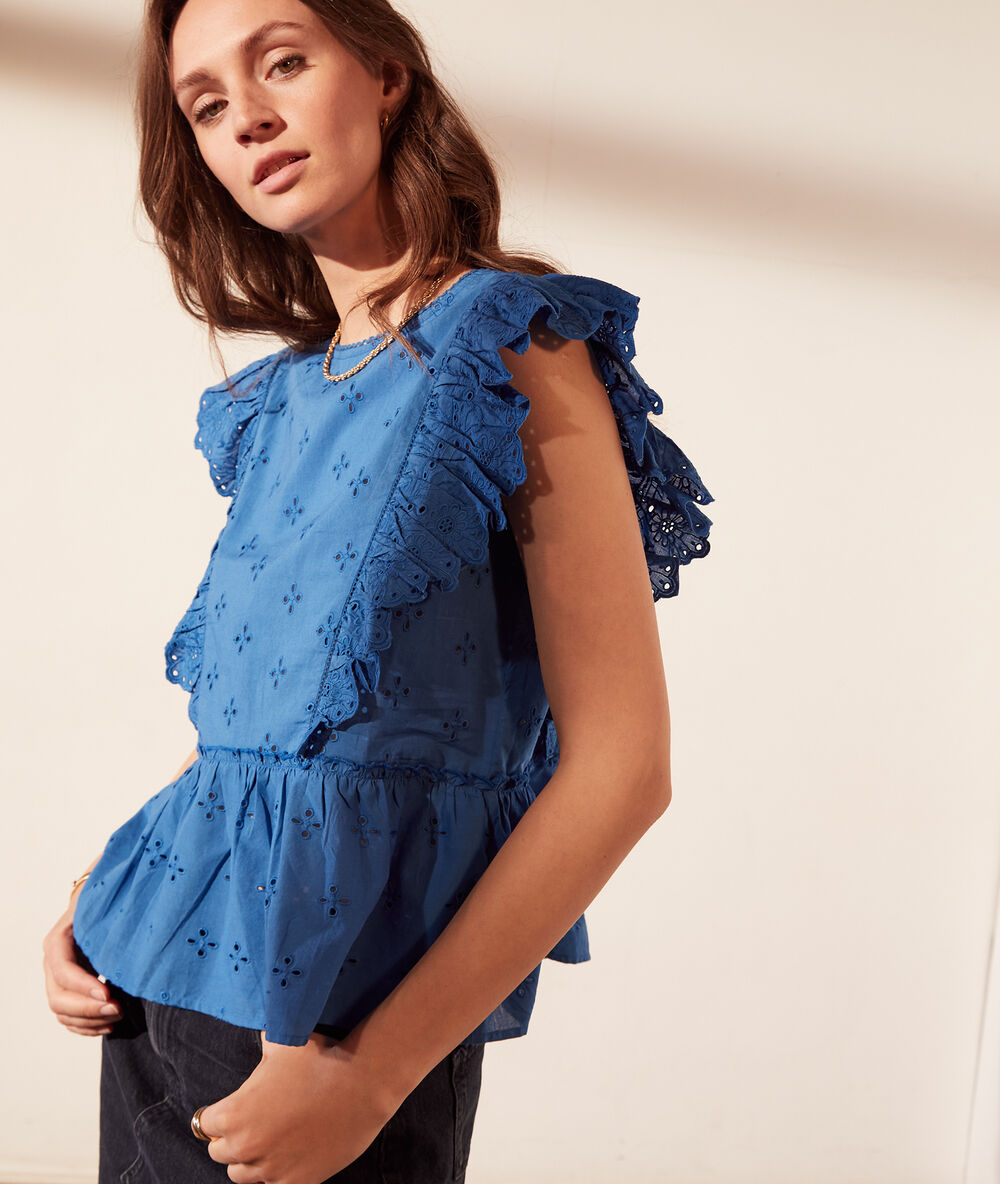 Top con volantes y bordados ingleses azul.