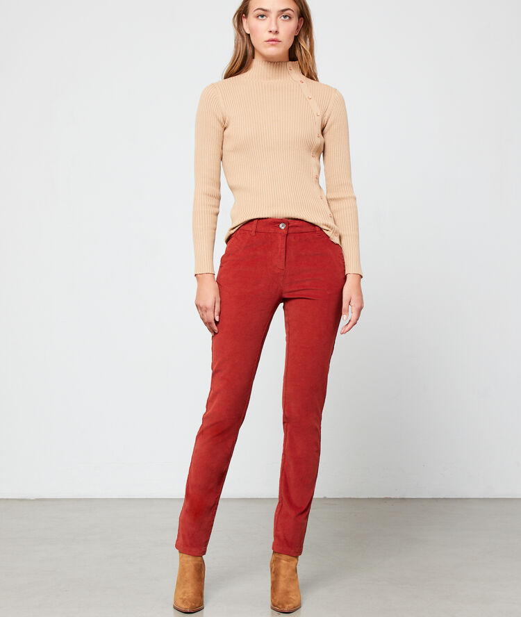 Pantalón ajustado pana rojo.