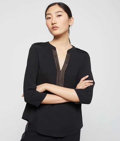 Blusa escotada en guipur Blusa escotada en guipur