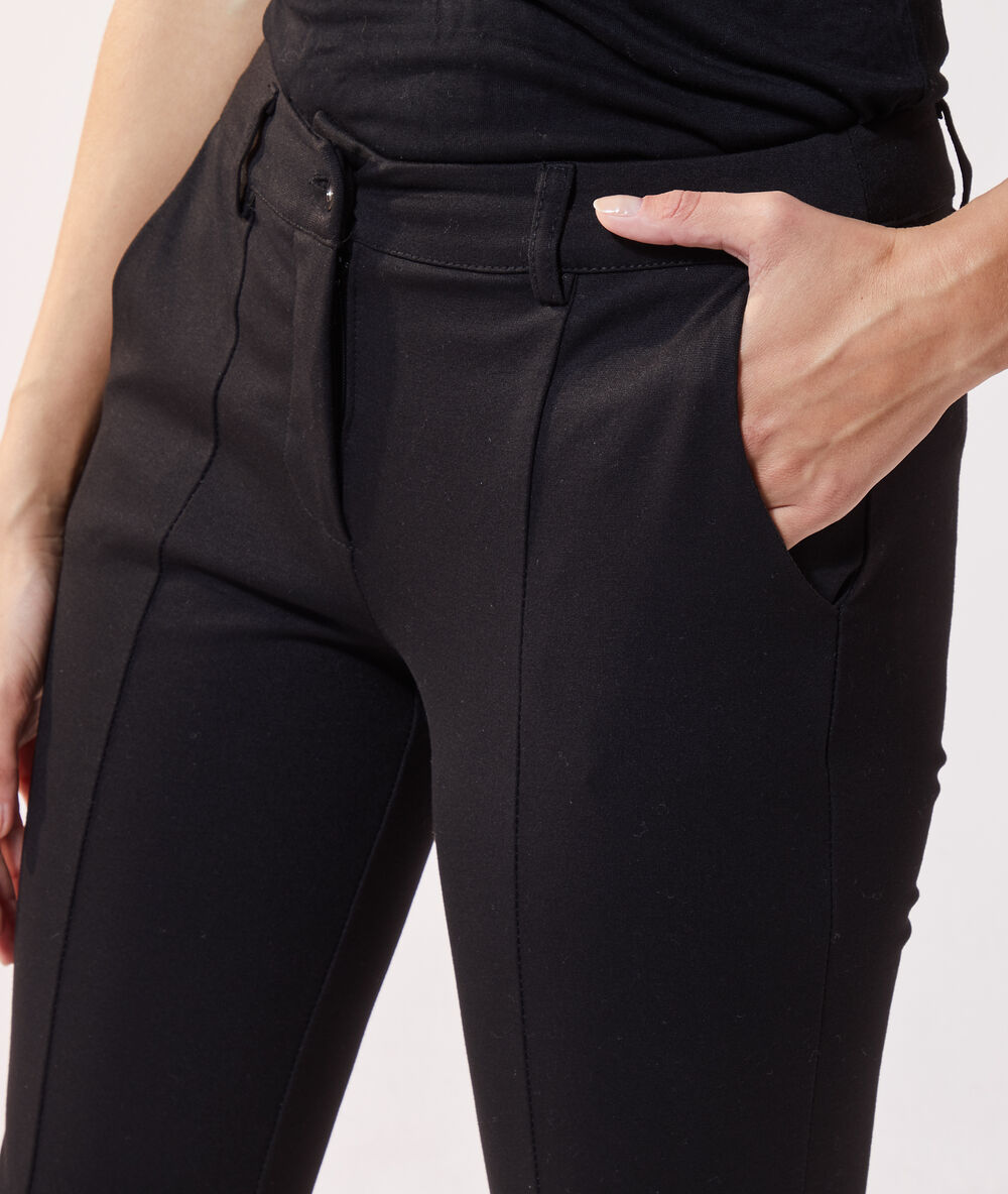 Pantalon droit noir.