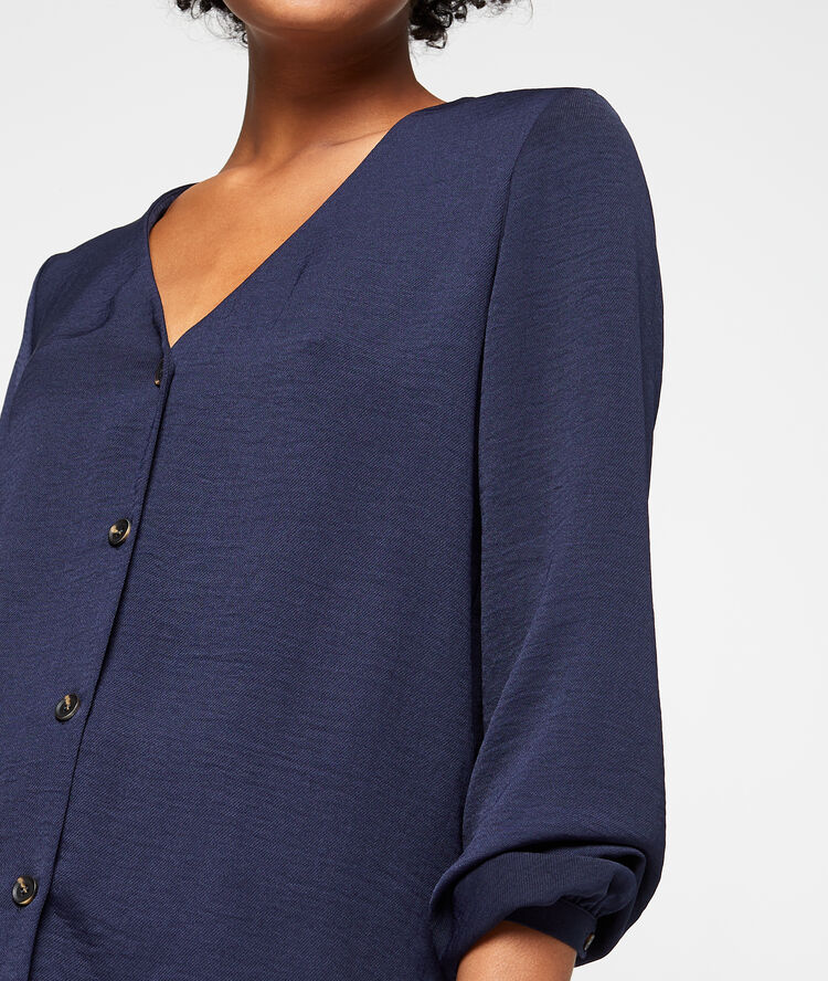 Blusa abotonada cuello en v azul marino.
