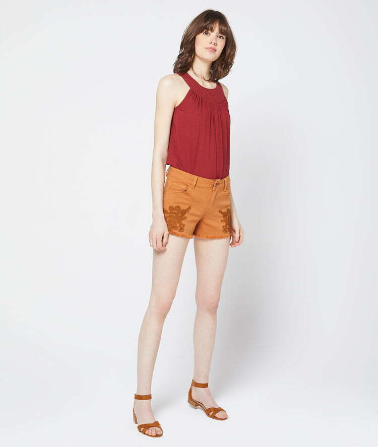 Short bordado ocre.