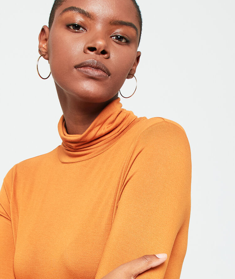 Camiseta cuello alto c.ocre.